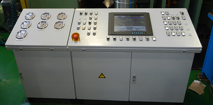 Bedienfeld einer hydraulischen Presse von Sitor