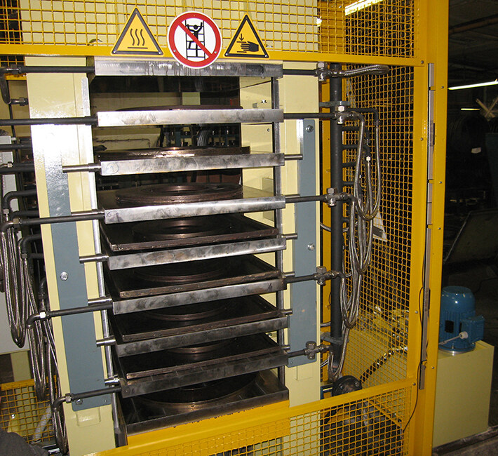 Hydraulische Presse für Gummi – Mehr-Ebenen-Ausführung Sitor 1