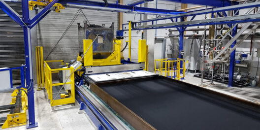 Erste Presse mit mechanischer Zuführung und Materialausrichtung