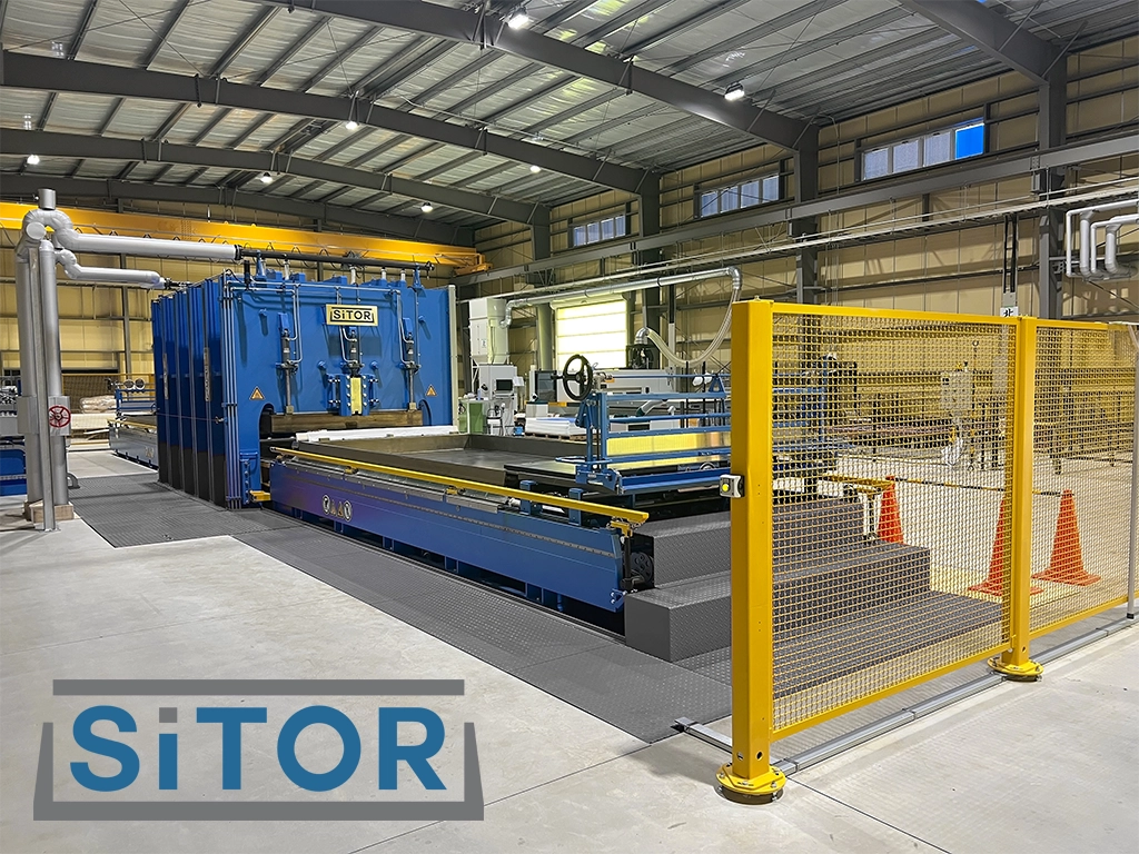 Sitor hydraulic press for plastic sheet production during final testing in Japan – custom-built solution for high-efficiency thermoplastic forming.